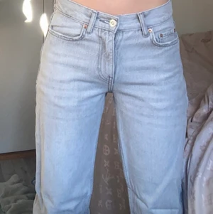 Jeans - Säljer mina favorit jeans som sitter super bra i storlek 32 dom är grå, säljer då jag knappt använt dom, köpte dom på Gina tricot i vintras, dom är inte kvar skulle jag tro❤️ inte helt säker vad dom kostade men tro att de var 600 ❤️ om man har några frågor så är de bara att skriva i privat +frakt ❤️