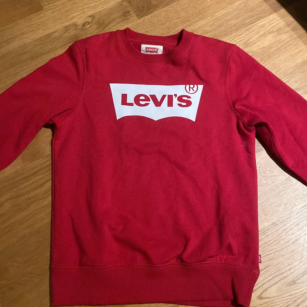 Röd tröja från Levis, storlek 164 cm, färg röd, kille. . Hoodies.