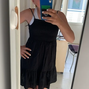 Jätte fin svart klänning från zalando  - I stl xs förlåt för dåliga bilder men man knyter snörena hur man vill på ryggen och jag hade topp på mig när jag fotade men man ska egentligen it ha det