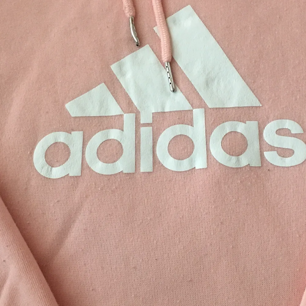 Säljer en fin rosa hoodie som har använts några gånger. Märket e adidas i storlek L, materialet e jätte bra o bekvämt och den är i bra skick . Blusar.