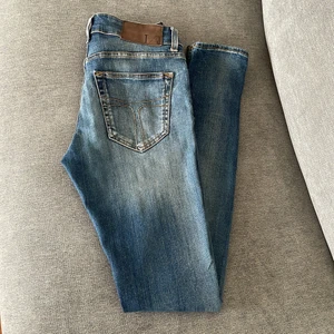 Tiger of Sweden Slight strl 28/32 - Ett par jeans från Tiger of Sweden som är i fint skick! Tvätten är lite ljusare än modellen Kelly som jag också säljer. Säljer även dessa pga att de blivit för små tyvärr.