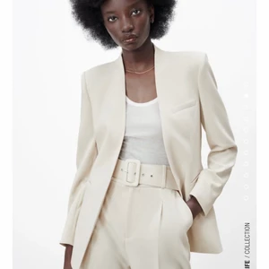 Vit/Beige kavaj  - Stilren kavaj med markanta axlar från Zara i storlek Small. Aldrig använd och prislappen sitter på. Kan skicka fler bilder😊