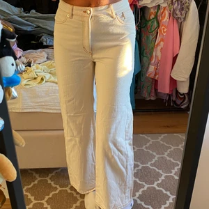 Beiga jeans från monki strl 27 - Superfin färg älskar verkligen, dock för korta på mig som är 171cm lång därav säljer jag 