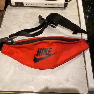 Röd Nike mag väska, knappt använd o perfekt skick