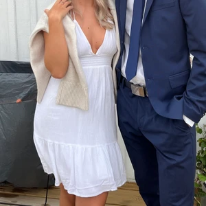 Pull & Bear klänning - Säljer denna fina sommarklänning från Pull & Bear. Använd 1 gång vilket var på min student & fortfarande i väldigt fint skick. Köparen står för frakten💞