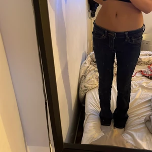 Mörkblå lågmidjade jeans - Aldrig använda. Inga fläckar eller sönder nånstans. Lågmidjade 