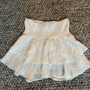 Kjol - Säljer denna kjolen i linnetyg i st 36/S. Säljer för 100kr + frakt💕