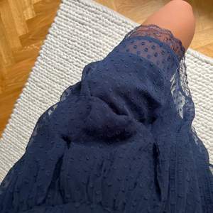 Säljer denna marinblåa kjol som är helt oanvänd med lappar kvar! Frakt tillkommer!