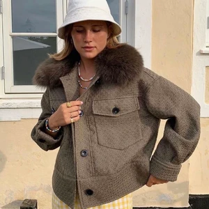 Meotine Charlie jacka  - Säljer min Meotine ”Charlie” jacka i XS/S i en jättefin gråbrun/mörkgrön färg. Slutsåld på hemsidan. Användt  men fint skick ( kan skicka närmare bilder) Nypris är 2800kr säljer för 1400. 