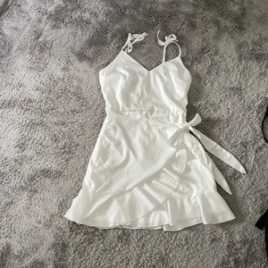 Vit finklänning - Helt oanvänd klänning med lappen kvar. Köpt från Nelly I strl 38. Säljes pga att den är för liten.