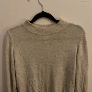 Stickad tröja  - Säljer denna jätte fina stickade tröjan från hm, DEN ÄR BIEGE IRL💕