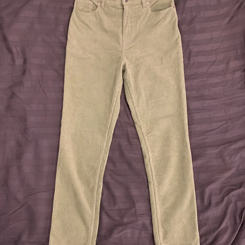 Ljusgröna manchesterbyxor köpta på second hand, aldrig använt dom själv. köpte dom för 300kr 💚. Jeans & Byxor.
