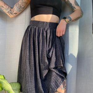 Glittrig kjol - • Komfortabel och glittrig kjol • Oanvänd och i bra skick. Räcker till lite under knäna, tjock strick i midjan och mjuk/stretchig tyg.