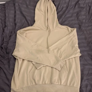Weekday oversized hoodie - Världens skönaste hoodie från weekday. Säljer pga att jag har en likadan (samlar på dessa). Har använt denna en gång. Köpt för 349kr.