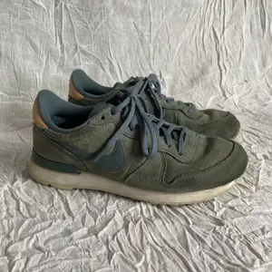 Nike sneakers i grönaktig mocka, i använt  men fortfarande bra skick!🌿✨