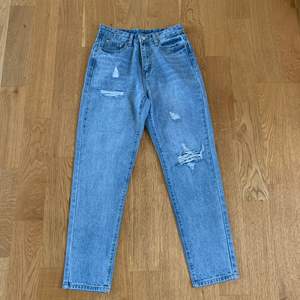 Lite high wasted jeans med rips från Shein. Inte helt skinny och är lite lösa. Säljer för inte använd nån gång.