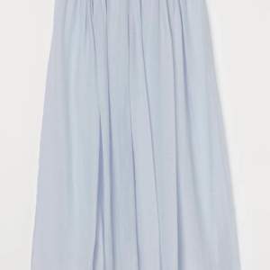 Ljusblå lång kjol från hm, aldrig använd i storlek xs, original pris: 249kr. Köparen står för frakten. 