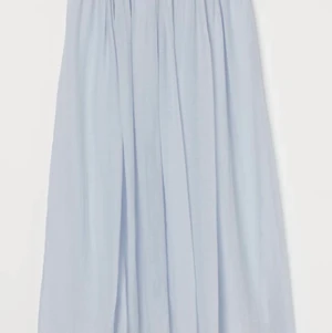 Hm cirkelskuren kjol - Ljusblå lång kjol från hm, aldrig använd i storlek xs, original pris: 249kr. Köparen står för frakten. 