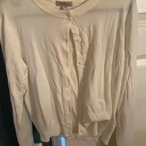 Kofta hm - Säljer denna kofta från hm i strl m. Säljer för att den bara legat i min garderob och därför är den lite skrynklig. 