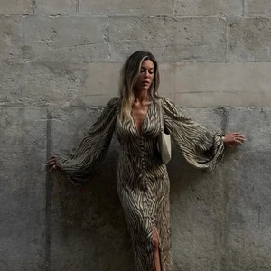 Adoore klänning - Klänning från Adoore! Använd 1 gång. Den har en väldigt liten reva i en söm fram och bak (syns verkligen inte alls + att det enkelt går att stärka så den inte spricker mer!!) - därav lite lägre pris. Köparen står för frakt 🥰 TRYCK EJ KÖP NU