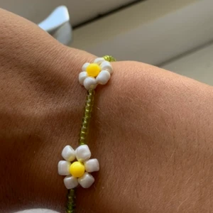Armband - Gulligt armband med blommor💗 det är elastiskt och frakten är 12 kr