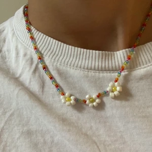 Halsband - Fint halsband med blommor✨ frakten är 12kr 