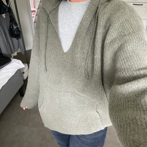 Grön Hoodie - Oversized stickad hoodie från Zara. Mjukt material, inte alls stickig