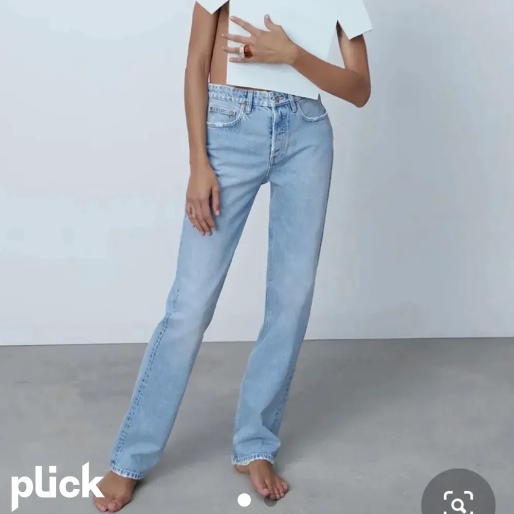 Säljer mina ljusa populära zara jeans som är i storlek 36 ❤️ . Jeans & Byxor.
