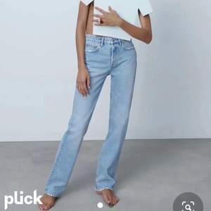 Säljer mina ljusa populära zara jeans som är i storlek 36 ❤️ 