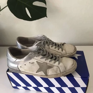 Golden goose - Hjälper nu min kille att sälja sina super snygga golden goose skor 💓 Dem är i storlek 43. Denna modell på skon är ”sliten” när man köper dem, så det som syns på skon är så de ska vara, lite smutsiga 😇 Nypris är 4600. Pris går att diskutera!