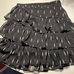 INTRESSEKOLL‼️ - Säljer ej denna fina kjol vill mest bara se vilka priser jag kan få för den den är oanvänd men köpt i våras. Den är i storlek S och går ner lite över knäna💞 Köpt nypris 250 är villig att sälja undre 250