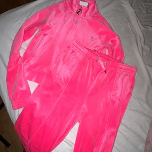 Juicy couture  - Säljer ett set juicy couture eftersom den inte kommer till användning tröjan och byxan är båda storlek M. 
