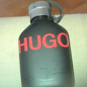 Hugo boss parfym - Hugo boss parfym med mer en hälften kvar kan även användas som vanlig prydnad. Bud från en 300krona. Ni står för frakt. 99kr alltså 400kr. 