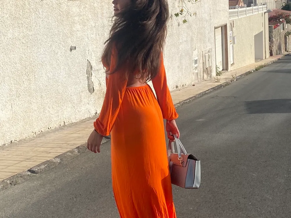 Supersnygg orange klänning i de skönaste materialet. Öppen i ryggen. Använd en gång. Klänningar.