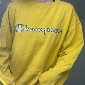 gul champion sweatshirt - gul sweatshirt från champion. köpt secondhand men i bra skick. 