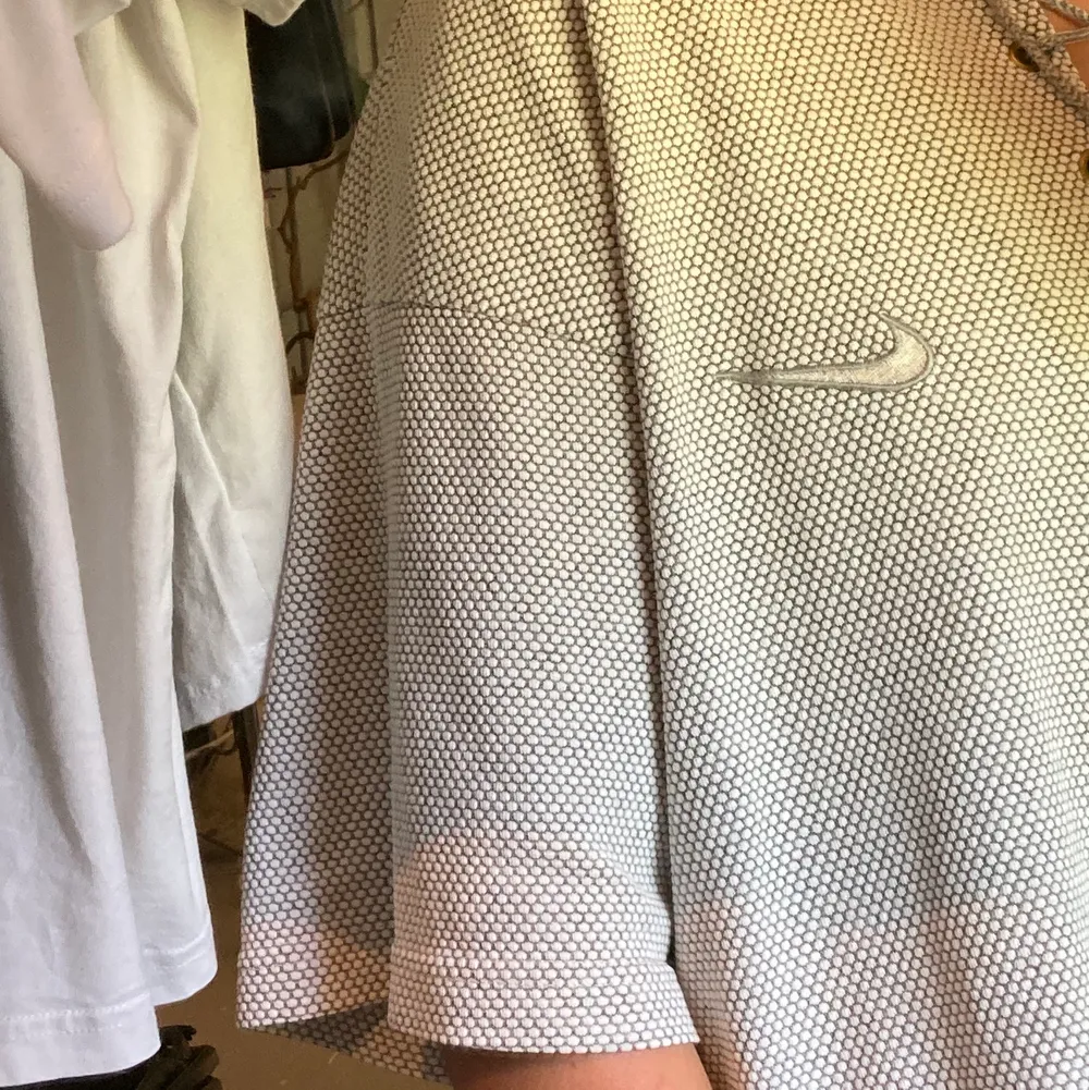 Grå vit vintage oversized nike t-shirt. 100% bomull, super fint mönster! Väldigt bra skick bortsett från ett litet hål i armhålan som enkelt kan sys igen. Snöring i halsen.. T-shirts.