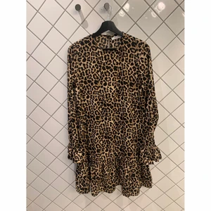 Leopardmönstrad klänning - Leopardmönstrad klänning. Knälång. Använts 4 gånger. Nyskick. Storlek 36/S. 100% polyester.