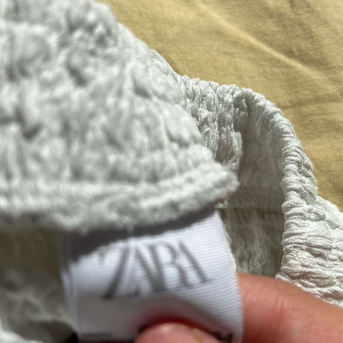 Vit volangig kjol från zara. Strl 134  - 90