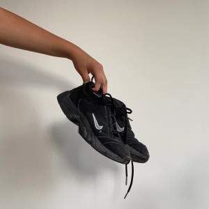 Ett par fett snygga Nike sneakers i storlek 38,5! Köpta secondhand och aldrig använda. 