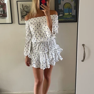 Volangklänning - Jättefin volangklänning från Seed Heritage i storlek S (off shoulder)💓 prickarna är blåa, syns bäst på bild 2, kan eventuellt mötas i Stockholm men helst frakt som kostar 45 🥰 