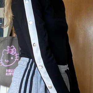 Svart tight tröja - Svart tight tröja som är superfin! Vill du köpa flera grejer går det att lösa med bra pris osv! Jag är 164 och har oftast S eller XS