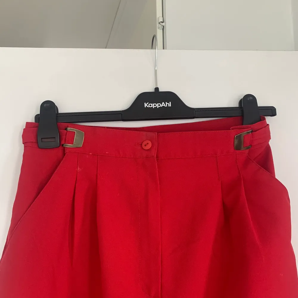 Röda coola byxor i 80tals stil, ngn fläck på men har inte provat att få bort. Jeans & Byxor.