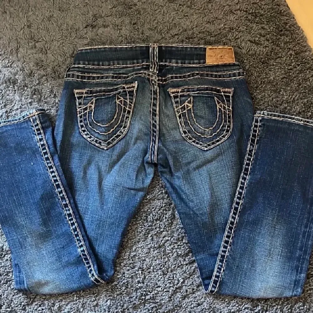 Suuupersnygga true religion jeans!! Älskar men säljer då jag tycker de är lite korta på mig som är 178. Jag har förlängt de 3 cm (se sissta bilden). Köp inte direkt utan skriv till mig först☺️ Är det många som är intresserade blir det budgivning💗. Jeans & Byxor.