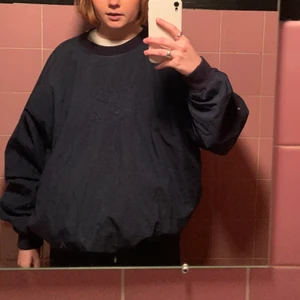 Oversized Tröja - Säljer denna coola tröjan som är i ett material likt en jacka❤️ Den är i storlek XXL! Obs! Ett litet hål vid loggan och missfärgning vid höger axel, som syns i bild 2-3💕