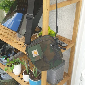 Carhartt väska  - Säljer en fin camouflage carhartt väska då jag tröttnat på den, väskan är väldigt rymlig med fyra fack. Skick 9/10
