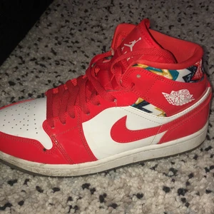 Air Jordan 1 mid barcelona red patent - Säljer mina jordans som har använts ett fåtal gånger och är rena