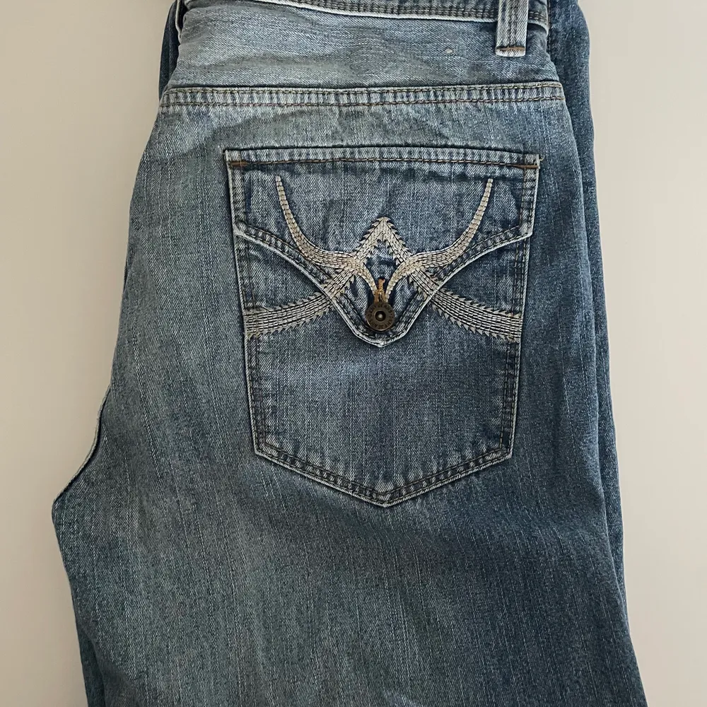 Säljer dessa bagy jeansen från DKNY Jeans. St 34x30.  Skriv för mer info om mått/längd! Betalning via swish och frakt ingår💞. Jeans & Byxor.