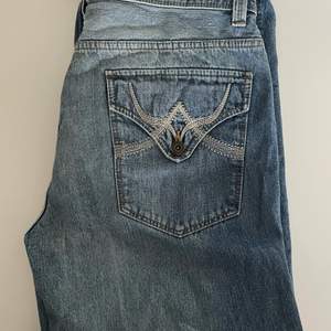 Säljer dessa bagy jeansen från DKNY Jeans. St 34x30.  Skriv för mer info om mått/längd! Betalning via swish och frakt ingår💞