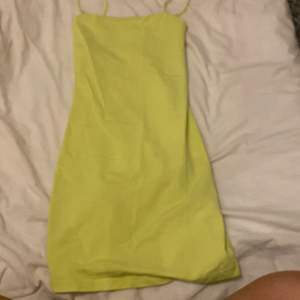 Neon klänning fråg Gina aldrig använd. Der är dubbel tyg vid brösten. Färgen är neon grön/ gul. Frakt ingår 