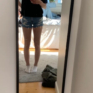 Jeansshorts! - Säljer dessa mid-high Rise jeansshorts med slitningar från pull&bear, knappt använda så i väldigt bra skick! Skriv för fler bilder💓